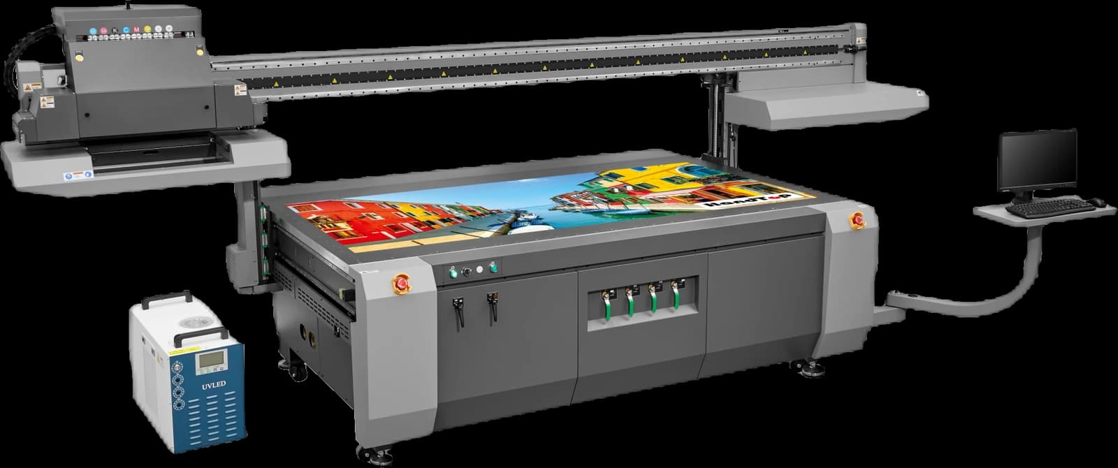 Impressora UV flatbed HandTop HTH2512UV em perspectiva, com o carro de impressão erguido, o chiller UV LED e a estação de operação