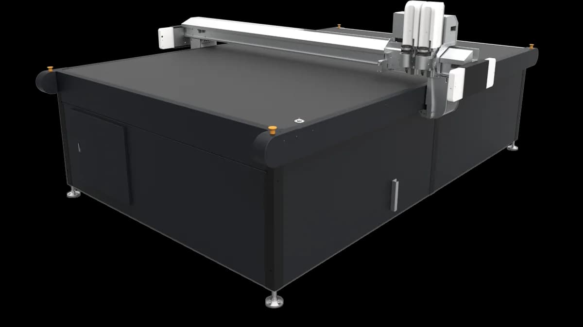 Sistema de corte digital iECHO BK3, com mesa e cabeçote vistos em ângulo
