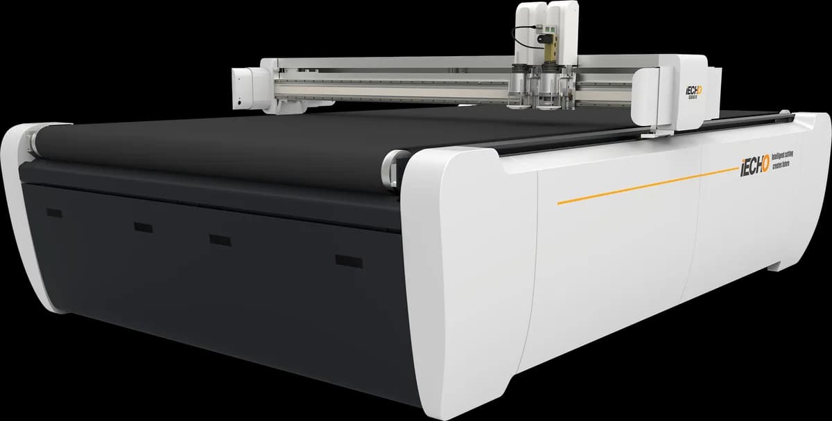 Sistema de corte digital iECHO BK4, com mesa preta e estrutura branca vistos em ângulo