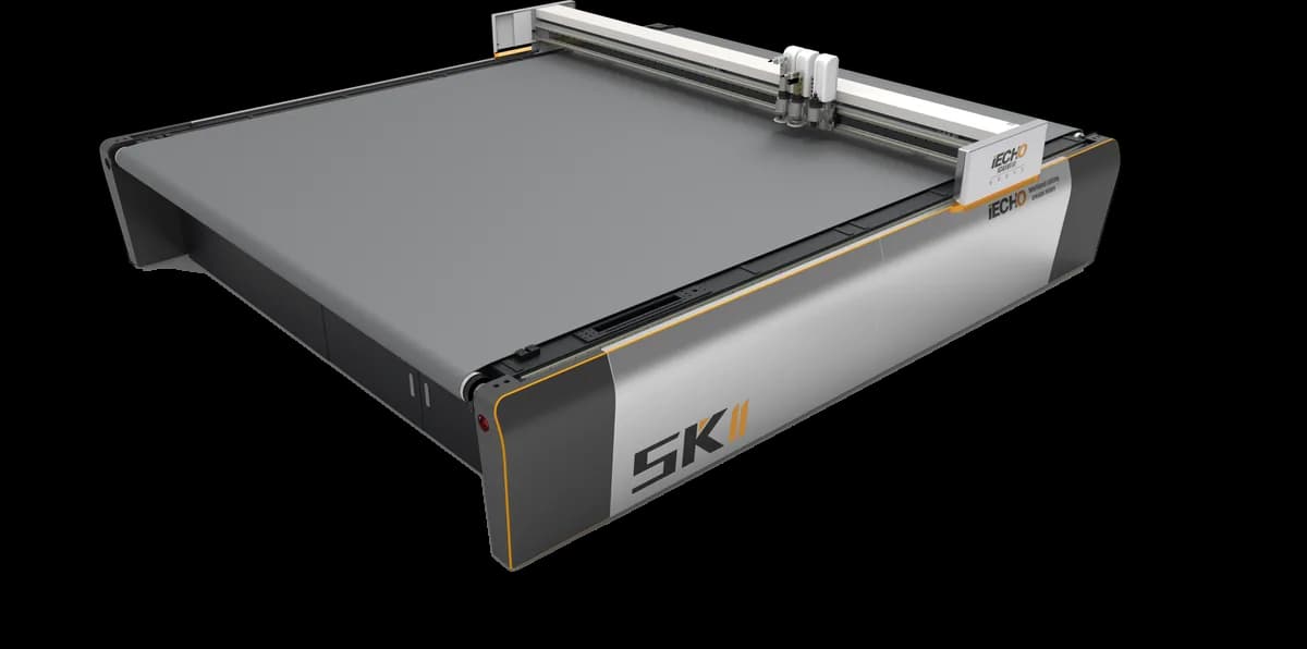 Sistema de corte digital iECHO SK II, com a mesa vista em perspectiva superior