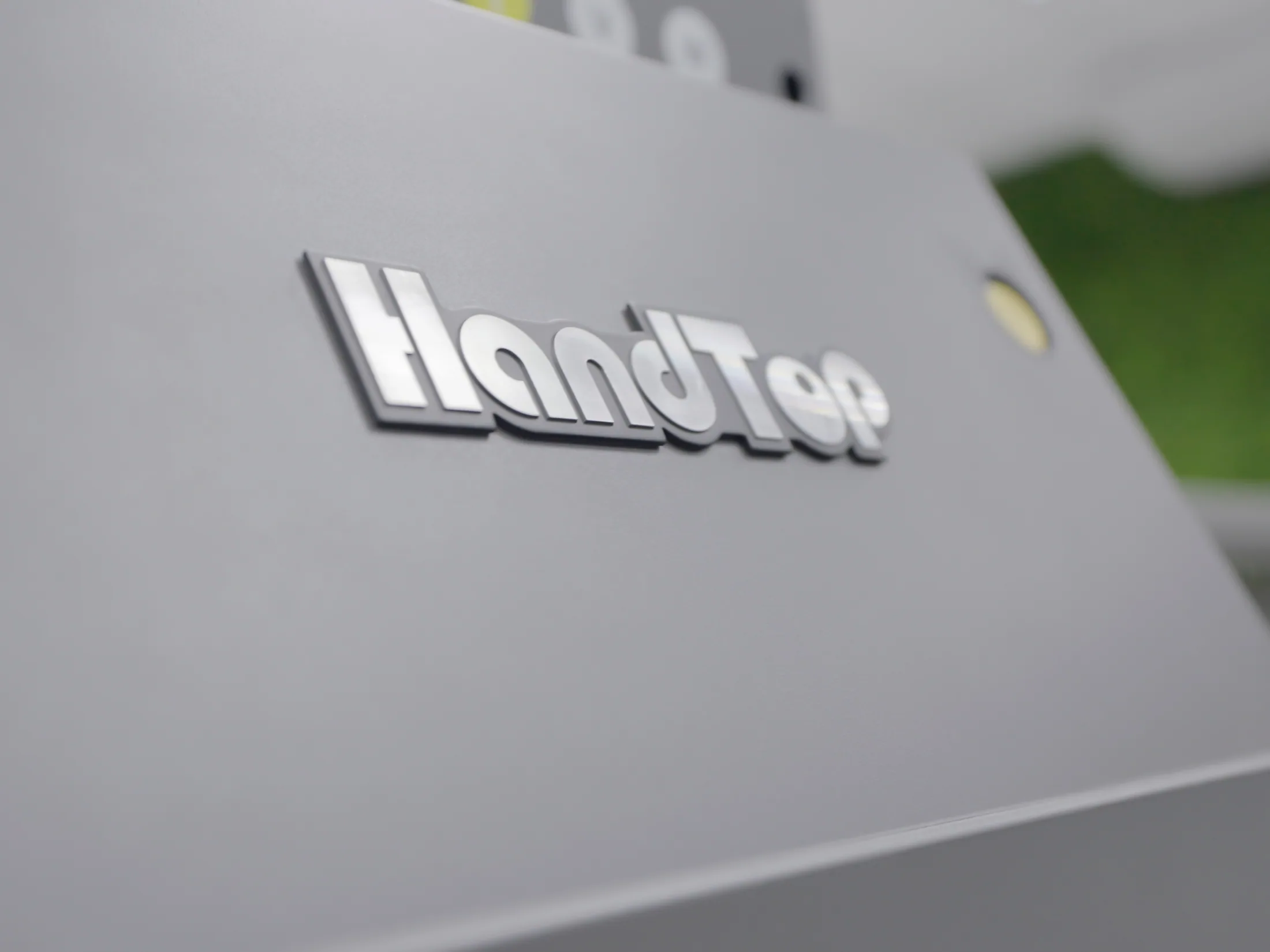 Emblema HandTop na estrutura de uma impressora UV