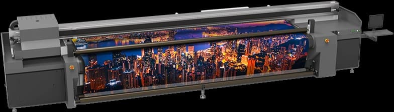 Impressora UV híbrida HandTop HT5200UV em perspectiva, com material impresso passando pelos cilindros