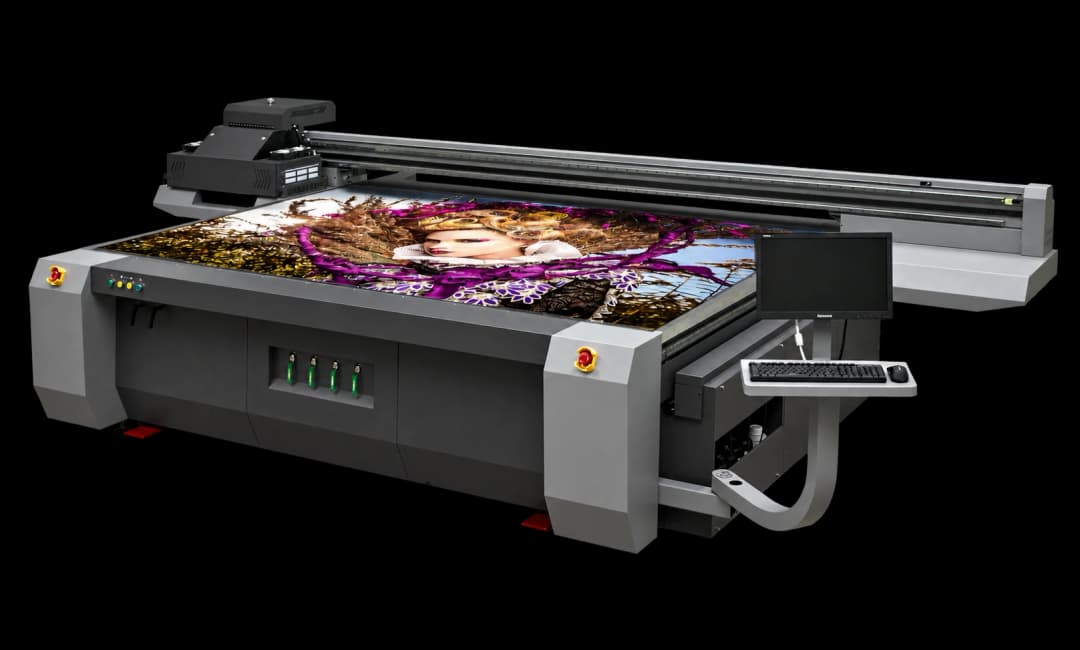 Impressora UV flatbed HandTop HT3020UV em perspectiva, com uma chapa impressa sobre a mesa