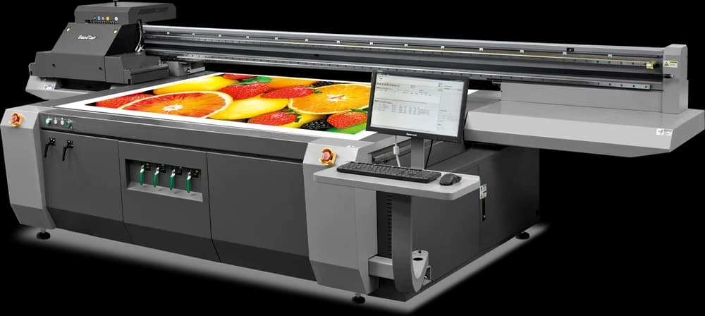 Impressora HandTop com uma imagem de frutas impressa sobre a mesa